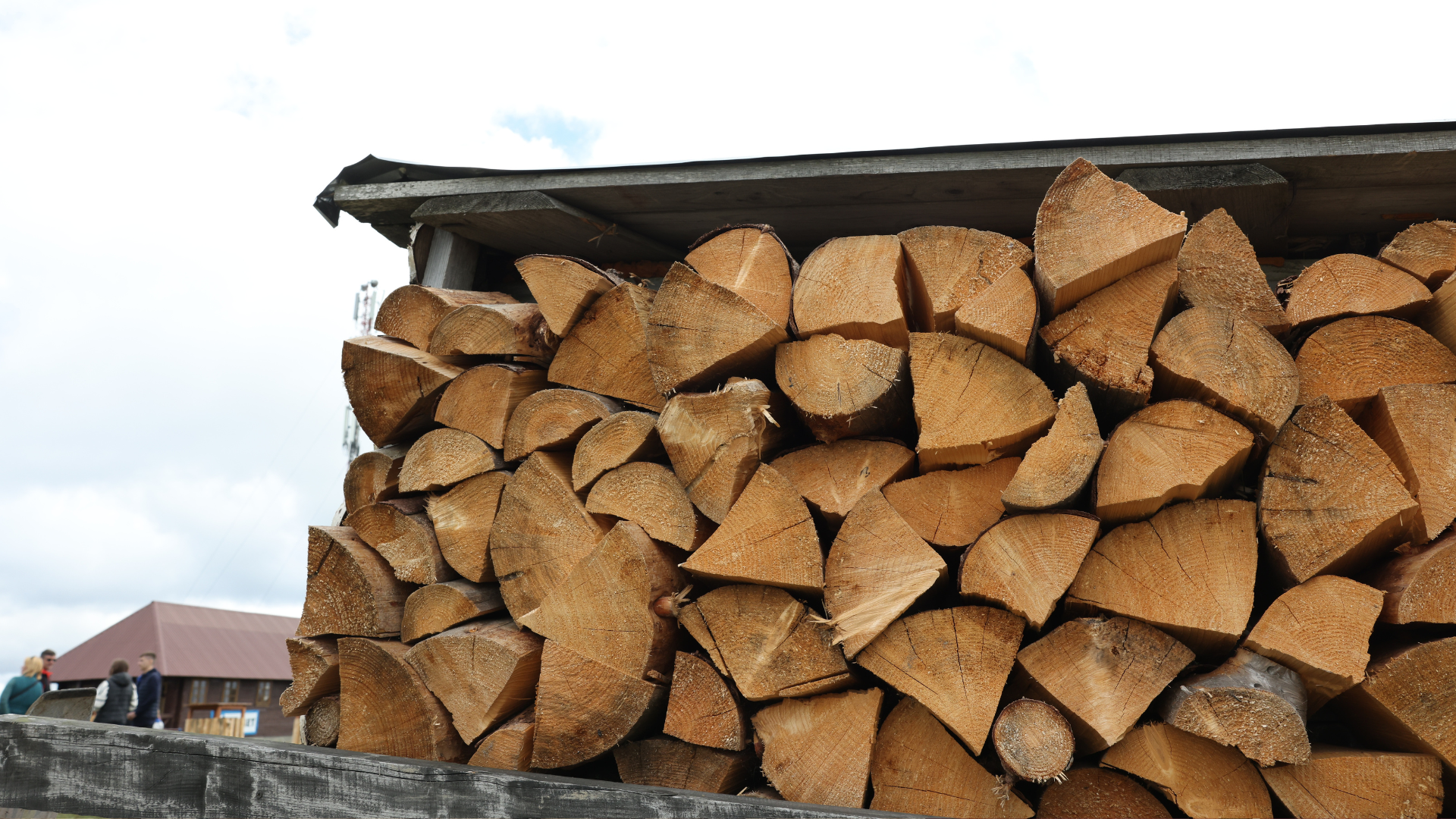 Un tas de bois de chauffage à l'extérieur, à l'abri.