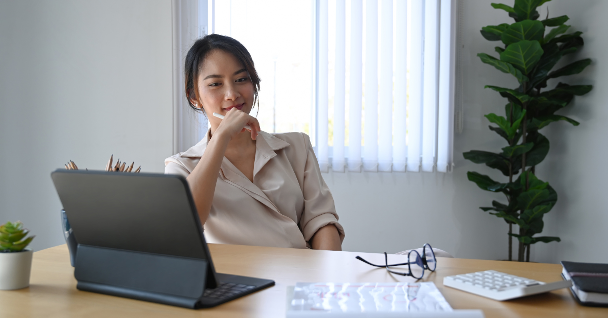 A female creator tracking business income and managing accounting for sole traders to stay tax-compliant.