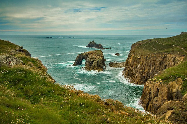 North Cornish coast with luxury cottages and sea views