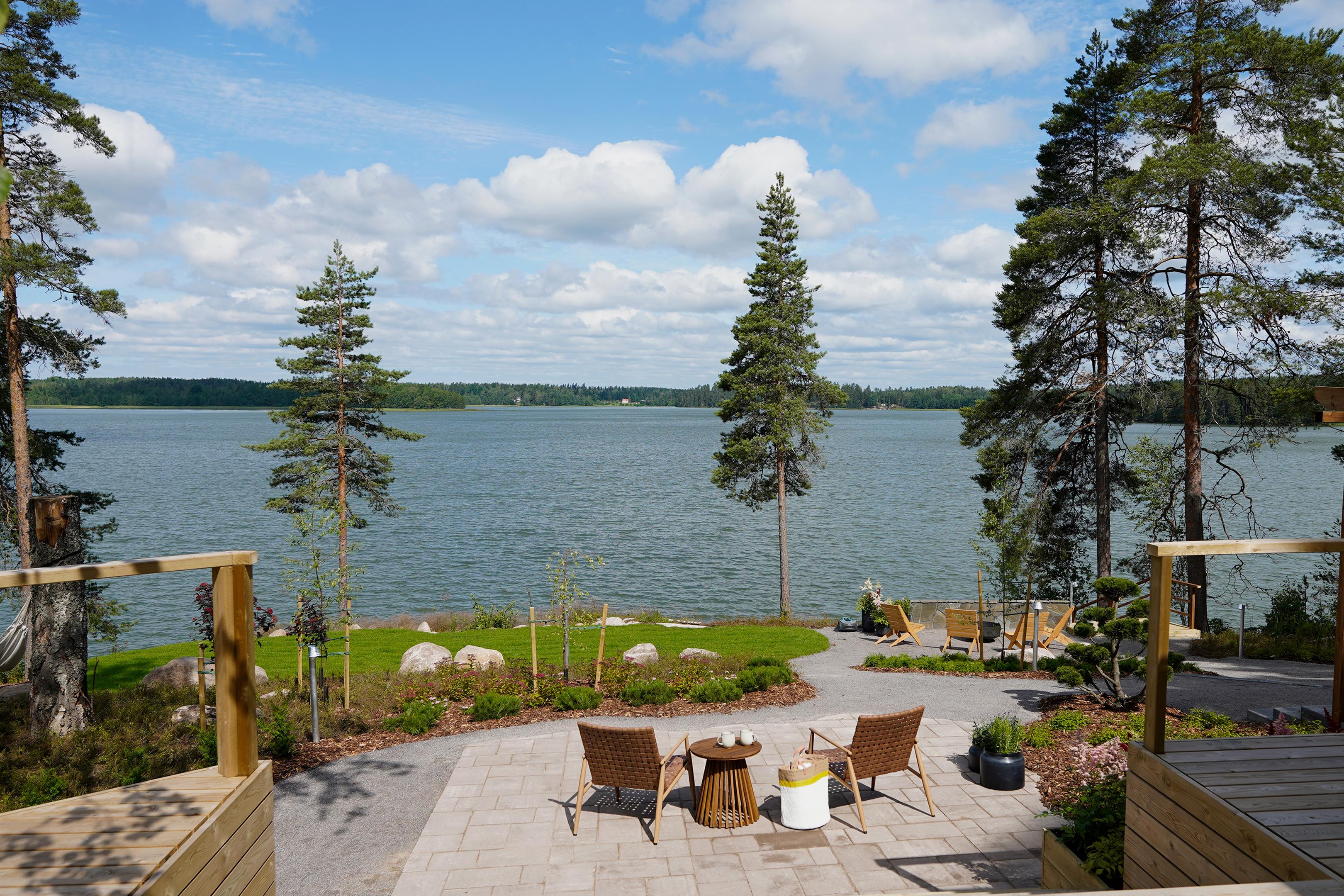 Puuöljy soveltuu myös ulkohuonekalujen suojaukseen.