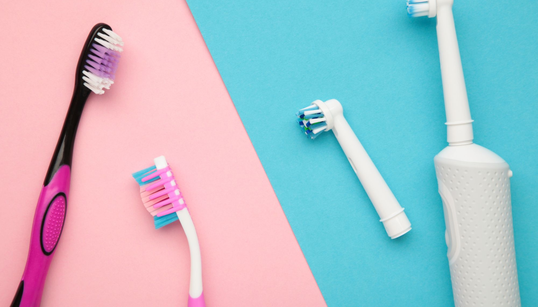 Rengjøringsbørste for tenner: Liten børste stor forskjell 12 Manuelle og elektriske tannbørster ligger på rosa og blå bakgrunner og viser ulike børstehoder og design.