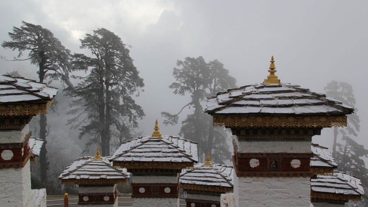 Gompa, fog, Bhutan 