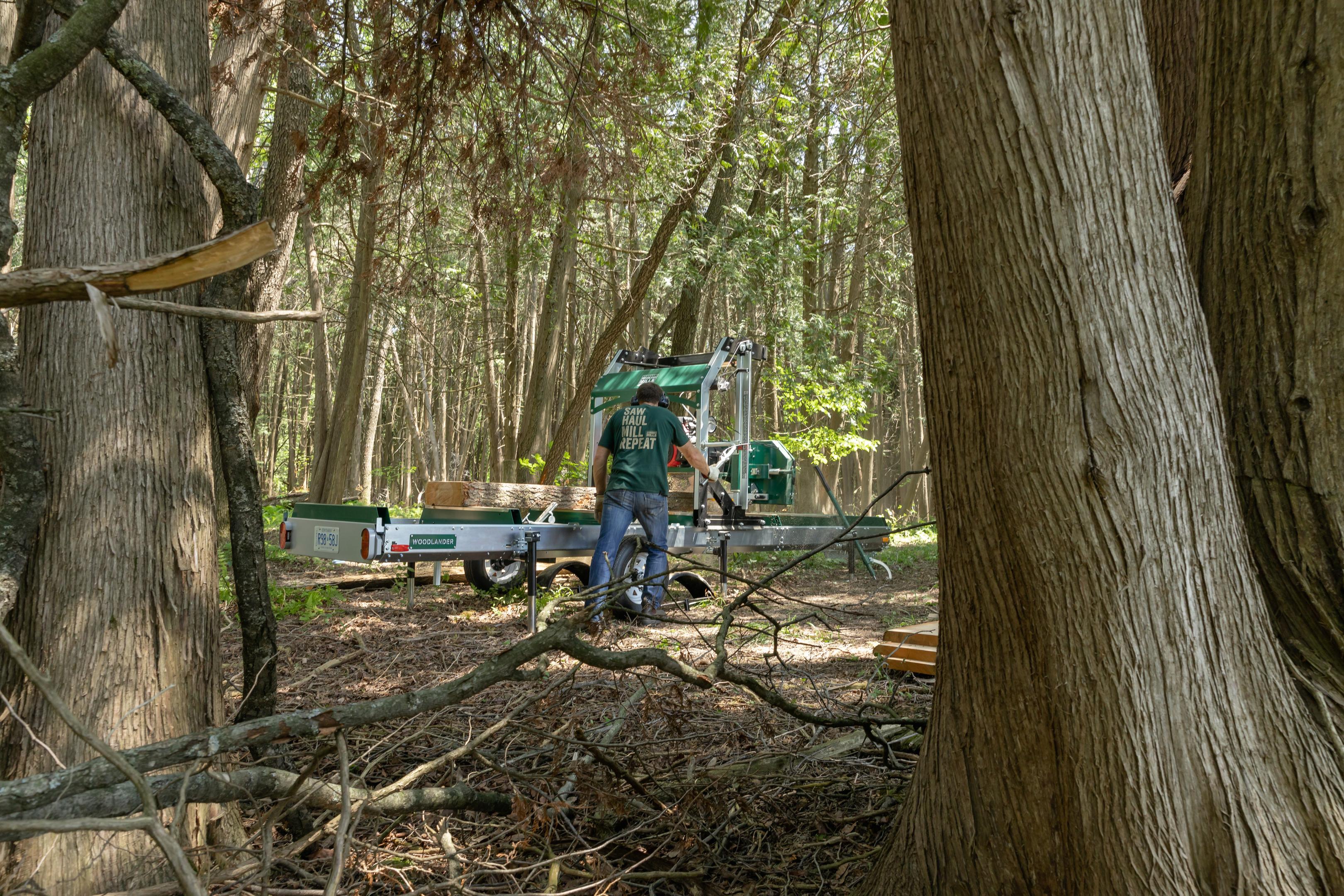 Une scierie mobile Woodland Mills dans une région très boisée. 