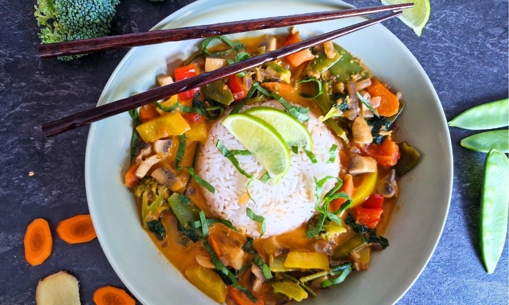 Thai Curry in vegan mit Reis und frischem Gemüse