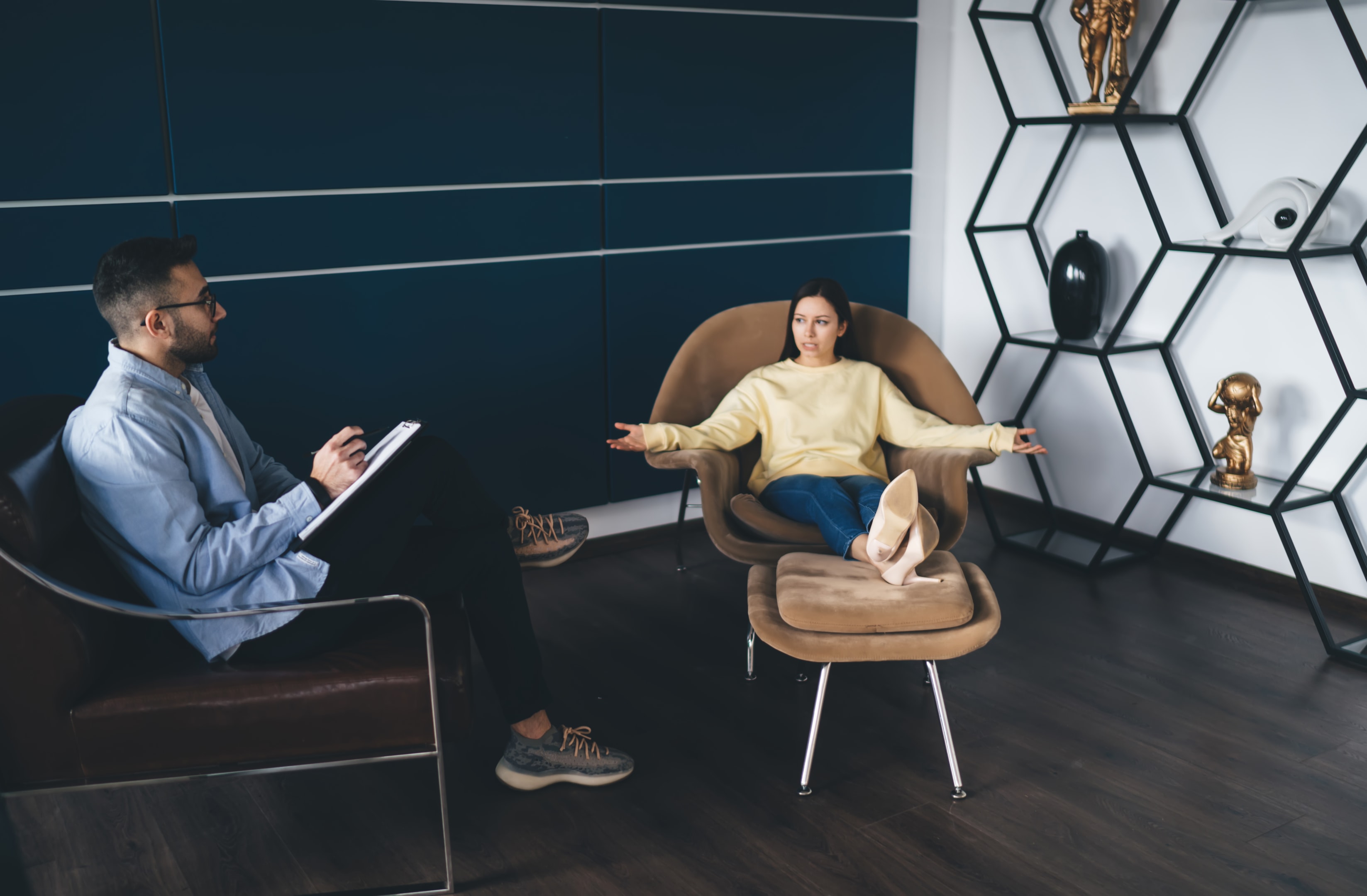 Schema therapist identifying mode shifts during an individual schema therapy session.