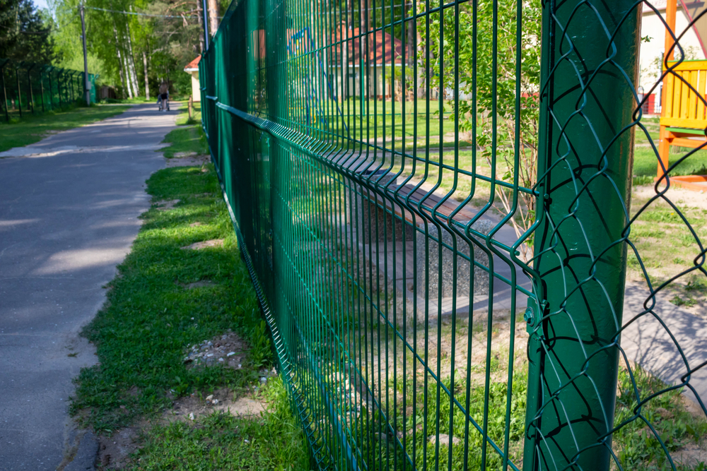 ogrodzenie z panela i siatki, plac zabaw