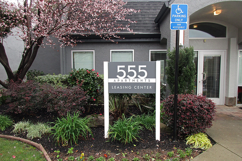 Pylon signs make great outdoor signage for apartment complexes like this one 555 Apartments in Milpitas, CA.