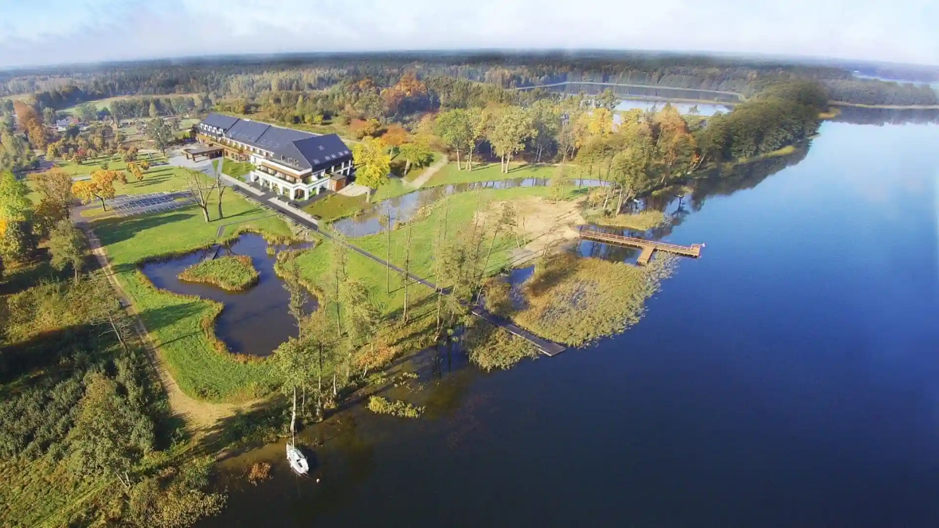 Hotel w lesie nad jeziorem Natural Hotel