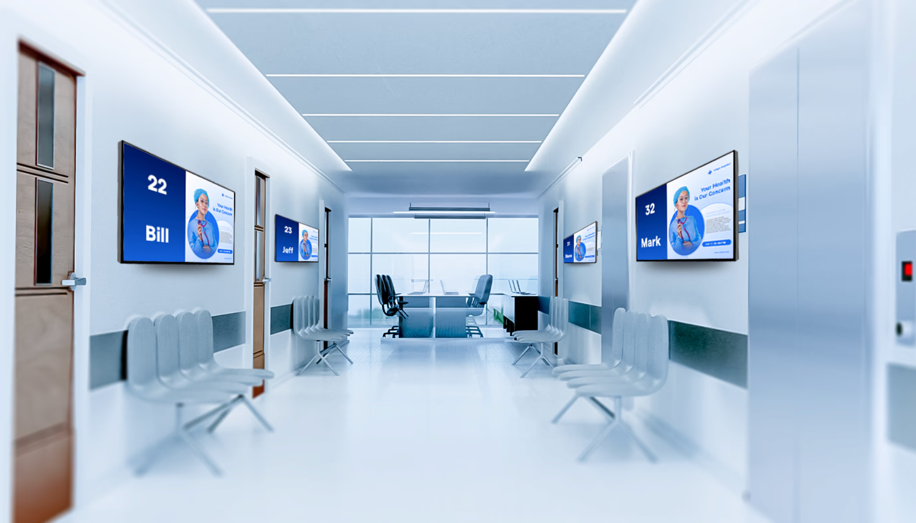 Moderne sykehuskorridor med digitale skjermer, nummererte rom og venteromstoler.