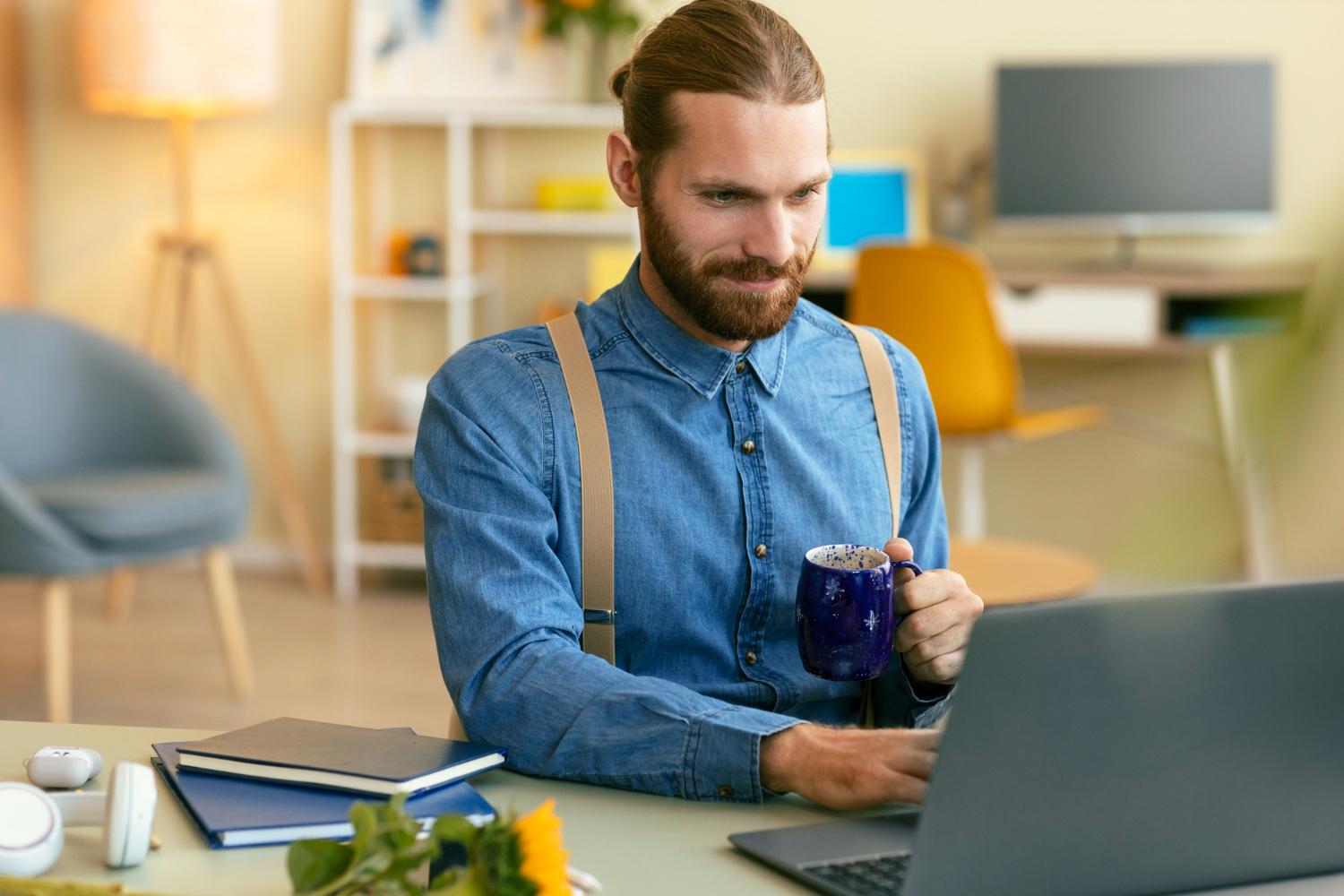 man lookint to understand key features of amazon dropshipping with a starter plan