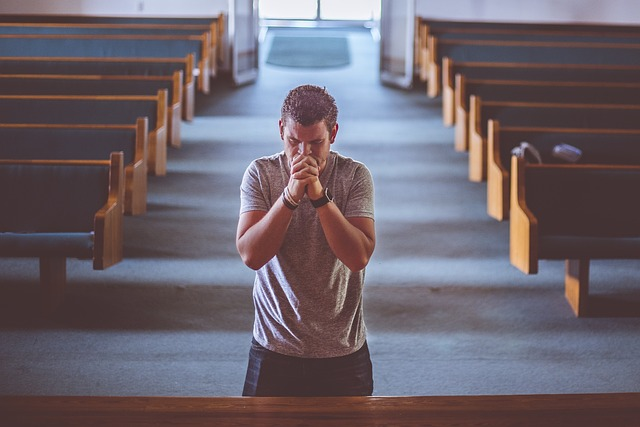 hombre, orando, iglesia