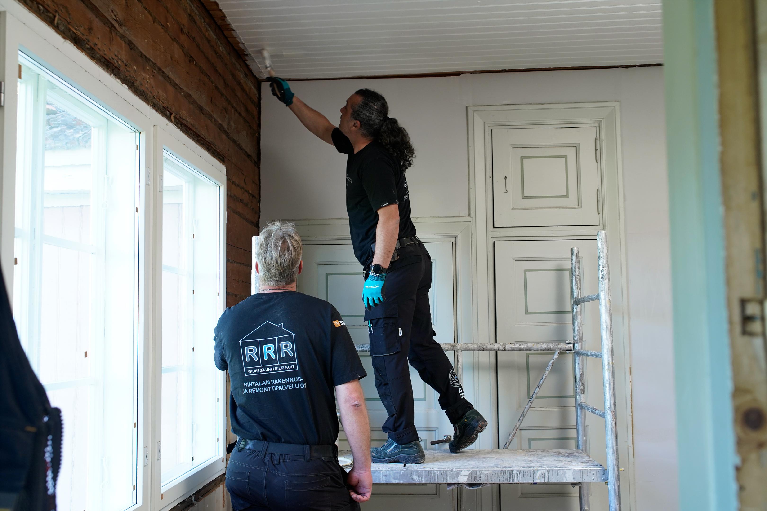 Paneelikattoa maalataan Uula Paneelimaalilla Huvila ja Huussi -ohjelman jaksossa 8.