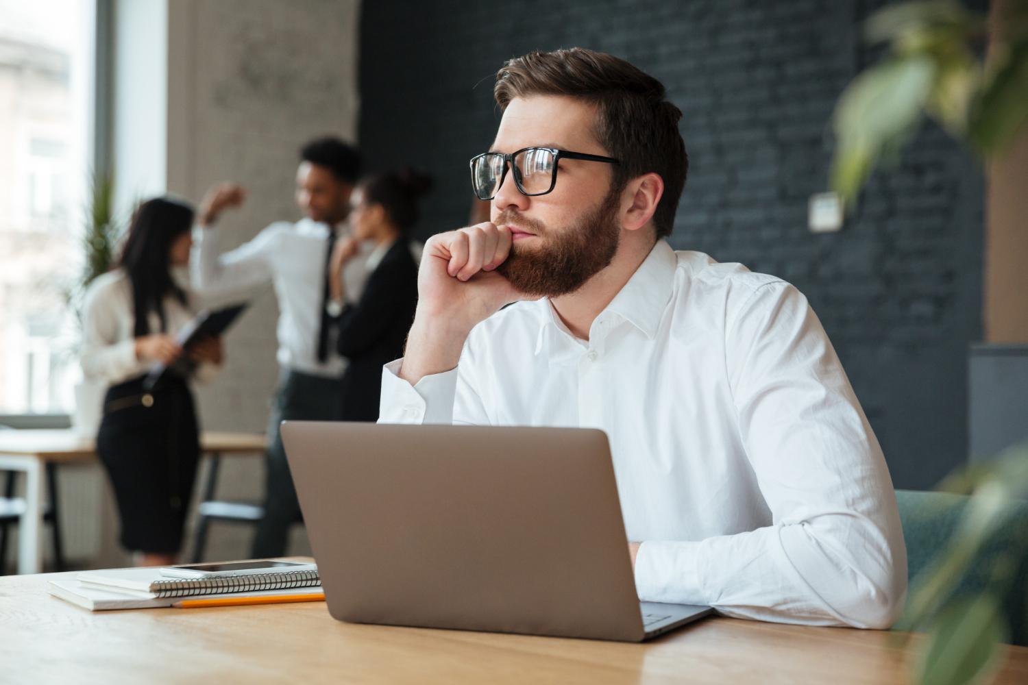 man looking for a dropshipping supplier wondering is dropshipping worth it in 2024, 2025, and 2026