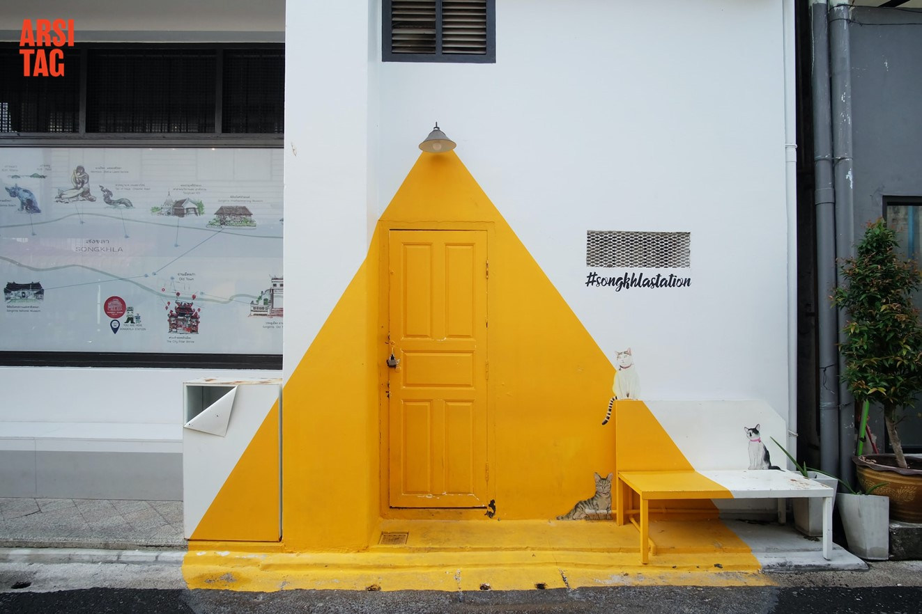 Cat dinding warna kuning dan putih, via Unsplash