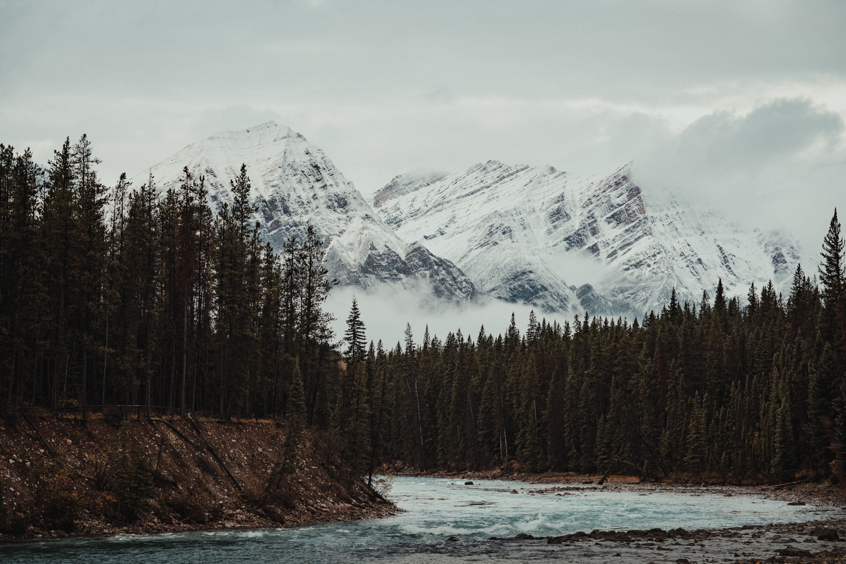 bow lake and river along the icefields parkway