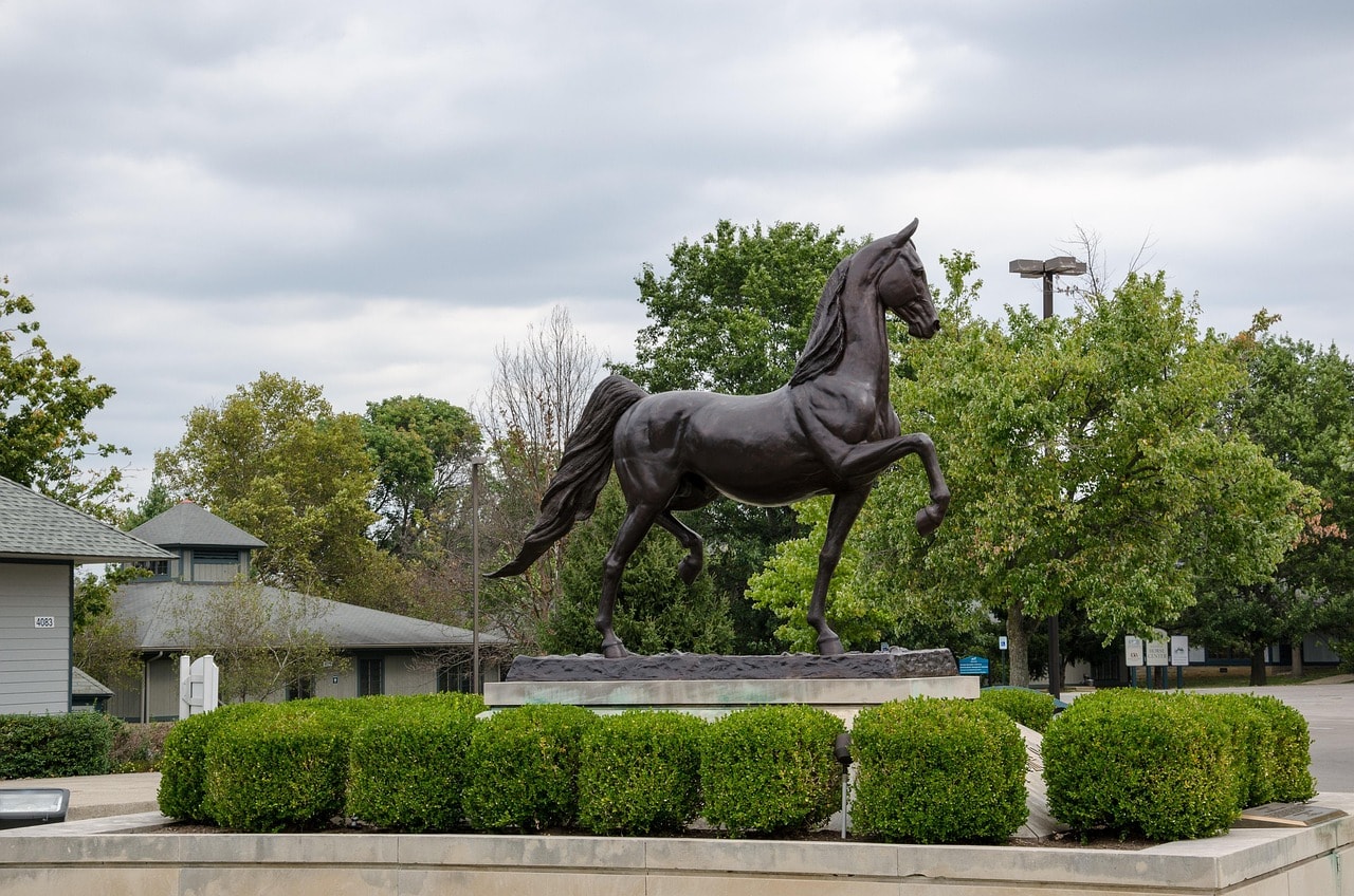 An iconic image of a horse in suite hotels in lexington kentucky