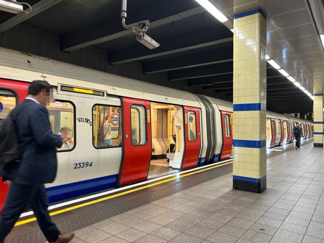 Peron metra Londyn, minimalna przerwa między peronem w pociągiem