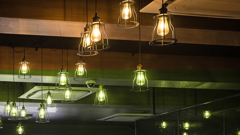 Warm-toned E14 bulbs in decorative pendant fixtures 