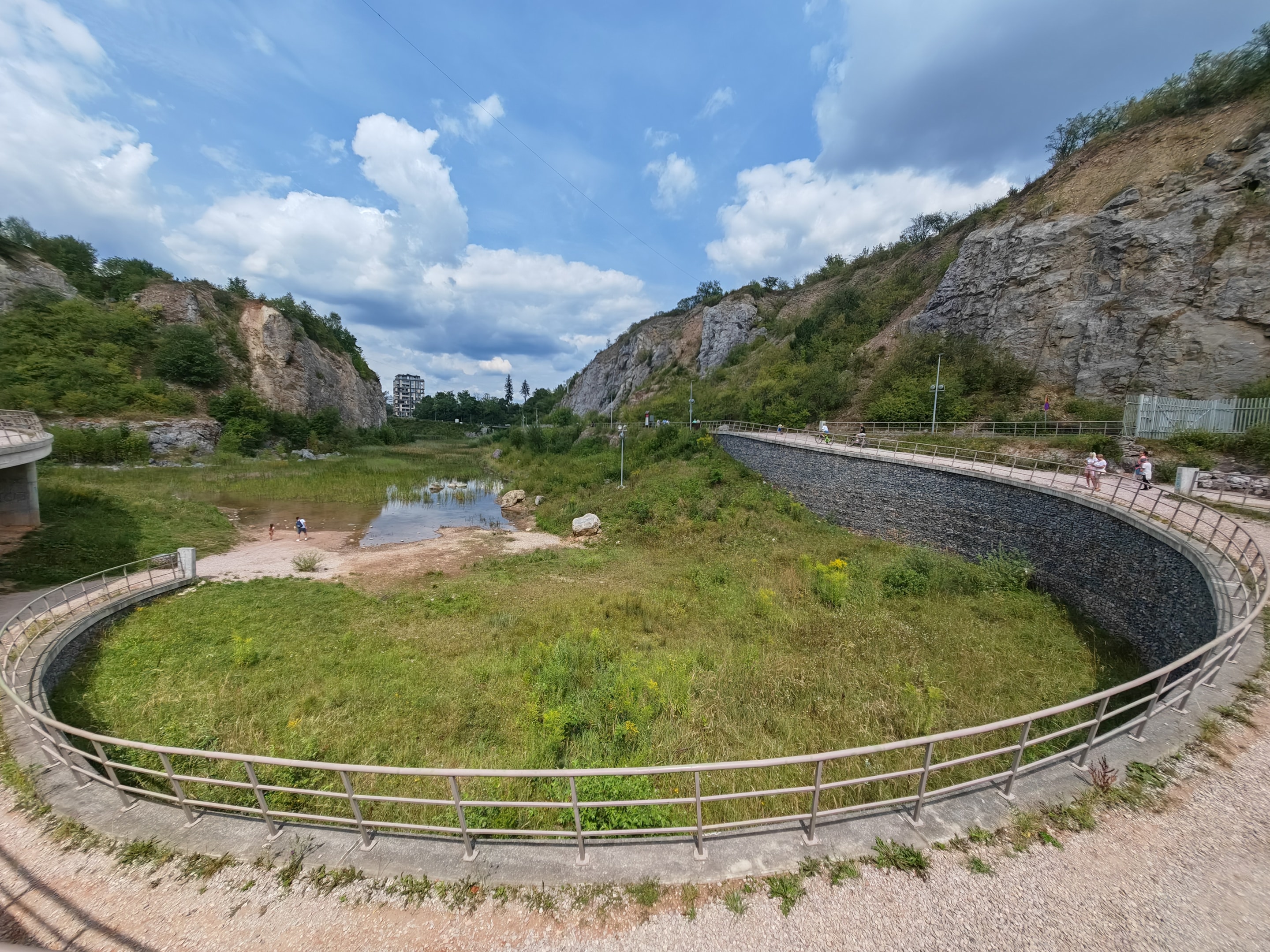 Rezerwat przyrody Kadzielnia (źródło: https://commons.wikimedia.org/wiki/File:20240804_125855_Kadzielnia_Reserve_in_Kielce.jpg)