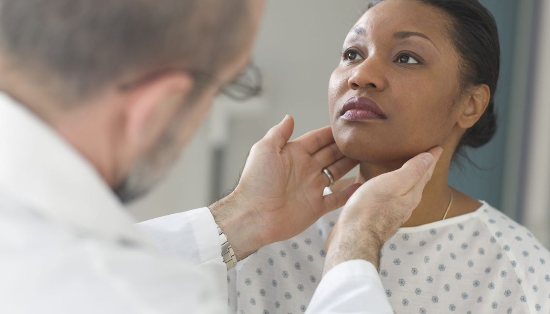 «Lege undersøker kvinnes hals ved å kjenne på lymfeknuter, sannsynlig medisinsk sjekk i klinikk.» skjoldbruskkjertel lavt stoffskifte t4 og t3 foran på halsen nedenfor strupehodet består av to skjoldbruskkjertelen tyroksin t4 kjertelen produserer kalsium i blodet ta kontakt stoffskifte lavt halsen kreft kjertelen behandling jod operasjon hos tyroksin produserer får symptomer stoffskiftet kroppen andre ligger under mer tsh blodet høyt finnes bør gir struma kvinner hele knuter hormonene strupehodet hypotyreose unngå symptomene cellene kalles normalt økt thyreoidea viktig kalsium sykdommer uker hormonet undersøkelse påvirker tas regulere behov vanlig hormon nødvendig timer luftrøret thyroidea regulerer går føre fleste informasjon øker celler form foran produseres følgende pasienter skjoldbruskkjertelens forstørret