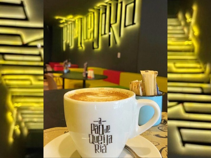 Xícara café e letreiro no interior de cafeteria em Belo Horizonte. Imagem: Reprodução Instagram. 