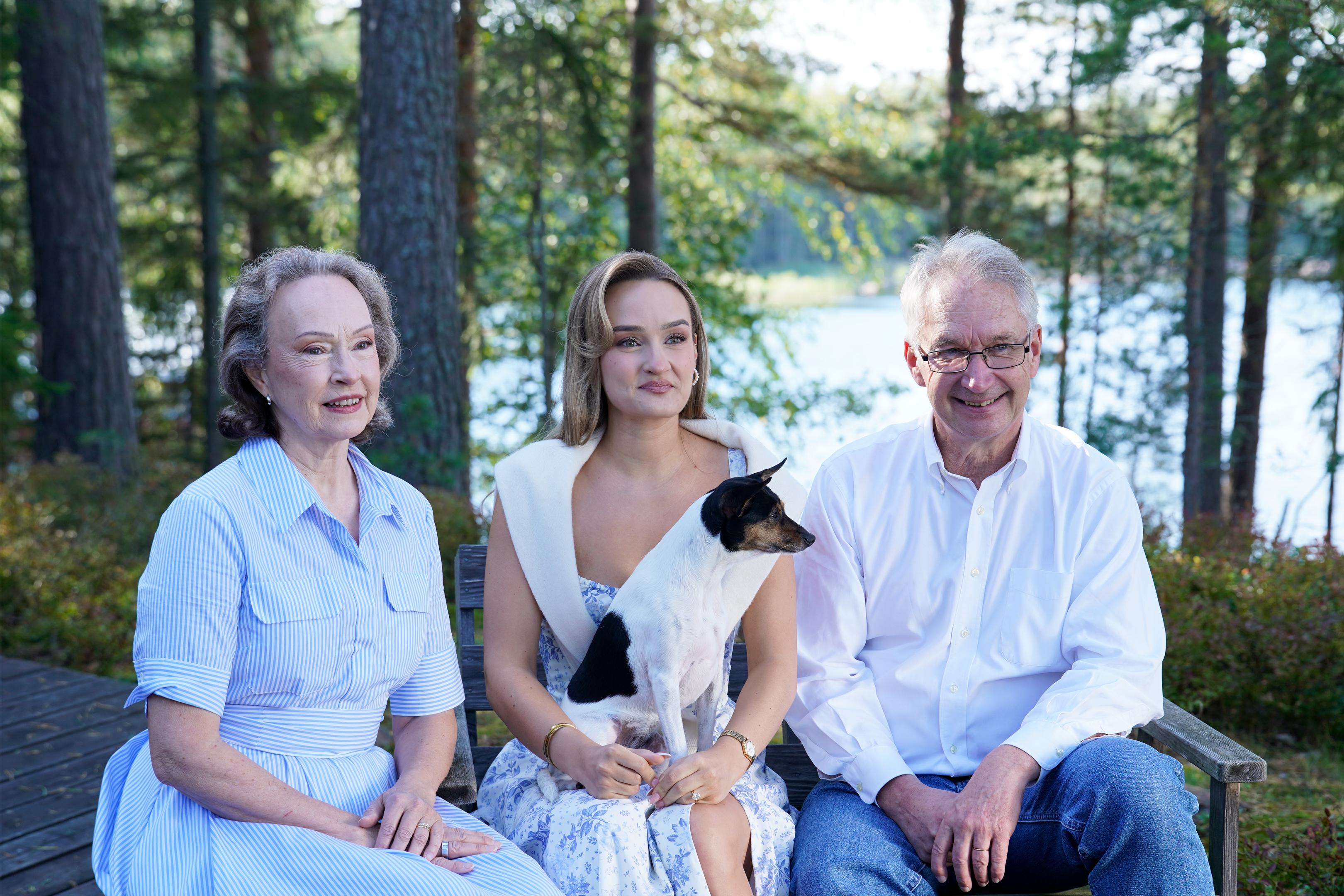 Huvila ja Huussi -sarjan ensimmäisessä jaksossa Reetan, Nellin ja Jukan mökki saa muodonmuutoksen. 