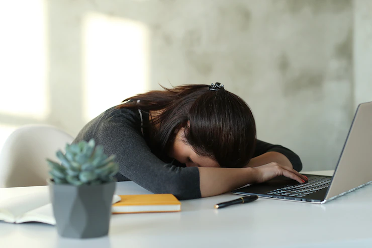                     Over jezelf belasten met werk en chronische stress is een belangrijke oorzaak van vermoeidheid.