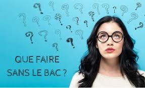 Un étudiant remplissant des documents d'admission pour une formation sans le bac.