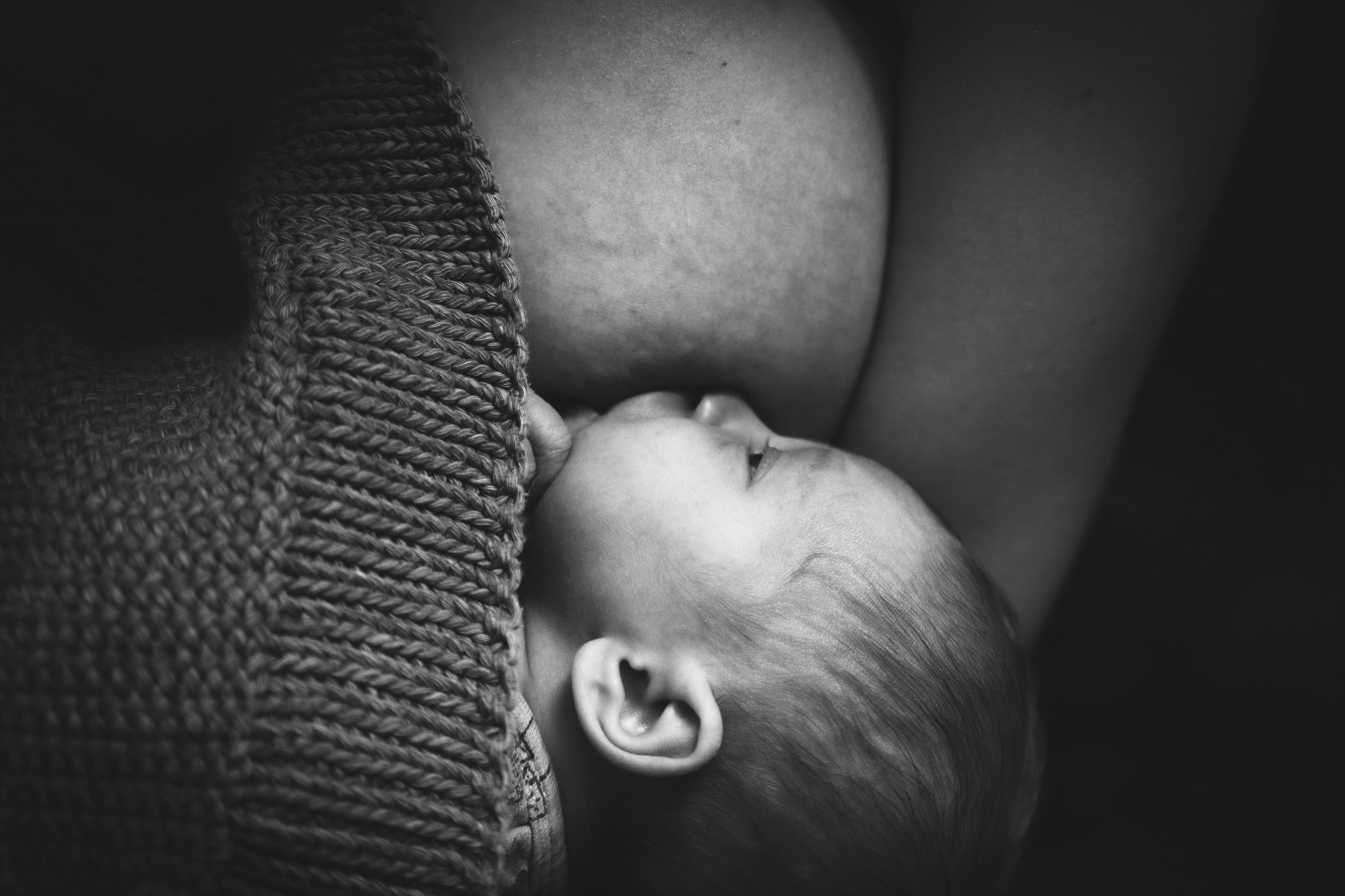 breastfeeding positions 