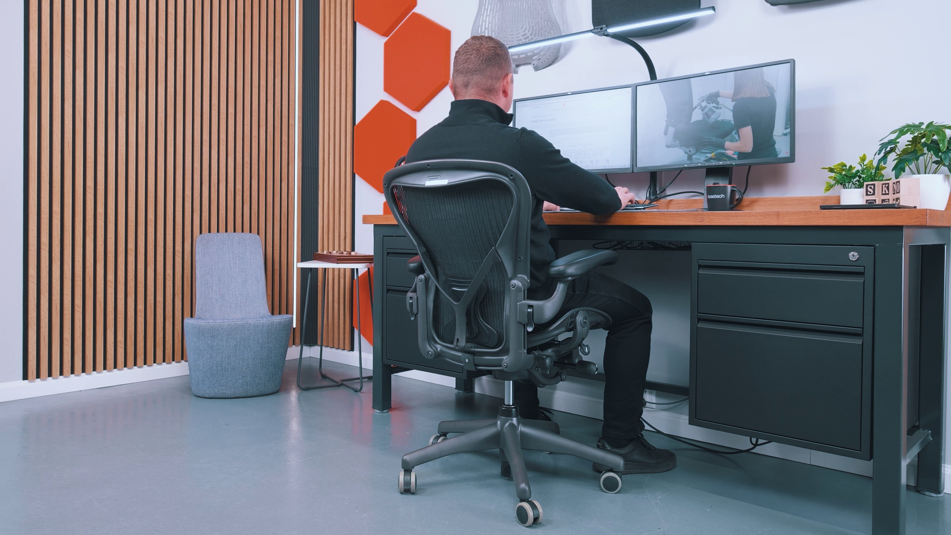 Ergonomiczny fotel biurowy – dlaczego prawdziwa ergonomia to ruch, a nie tylko regulacje? 4 Aktywne siedzienie w Herman Miller Aeron. Źródło: Brastech