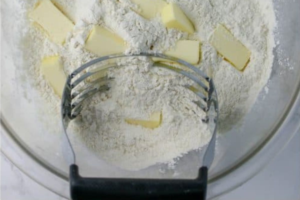 A pastry cutter is a useful tool that can be used to work quickly your dough.