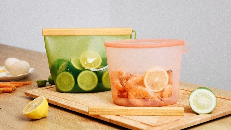 Food storage containers use food-grade silicone to prevent any contamination of food.