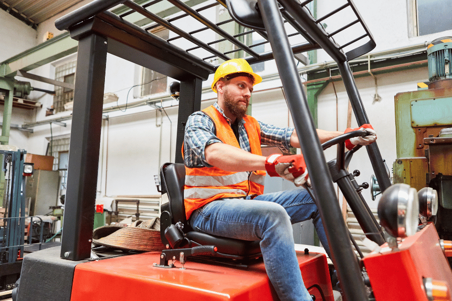 operator wózka widłowego podczas pracy