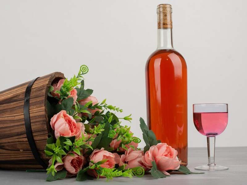Image of rosé wine suitable for pairing wine with oysters.