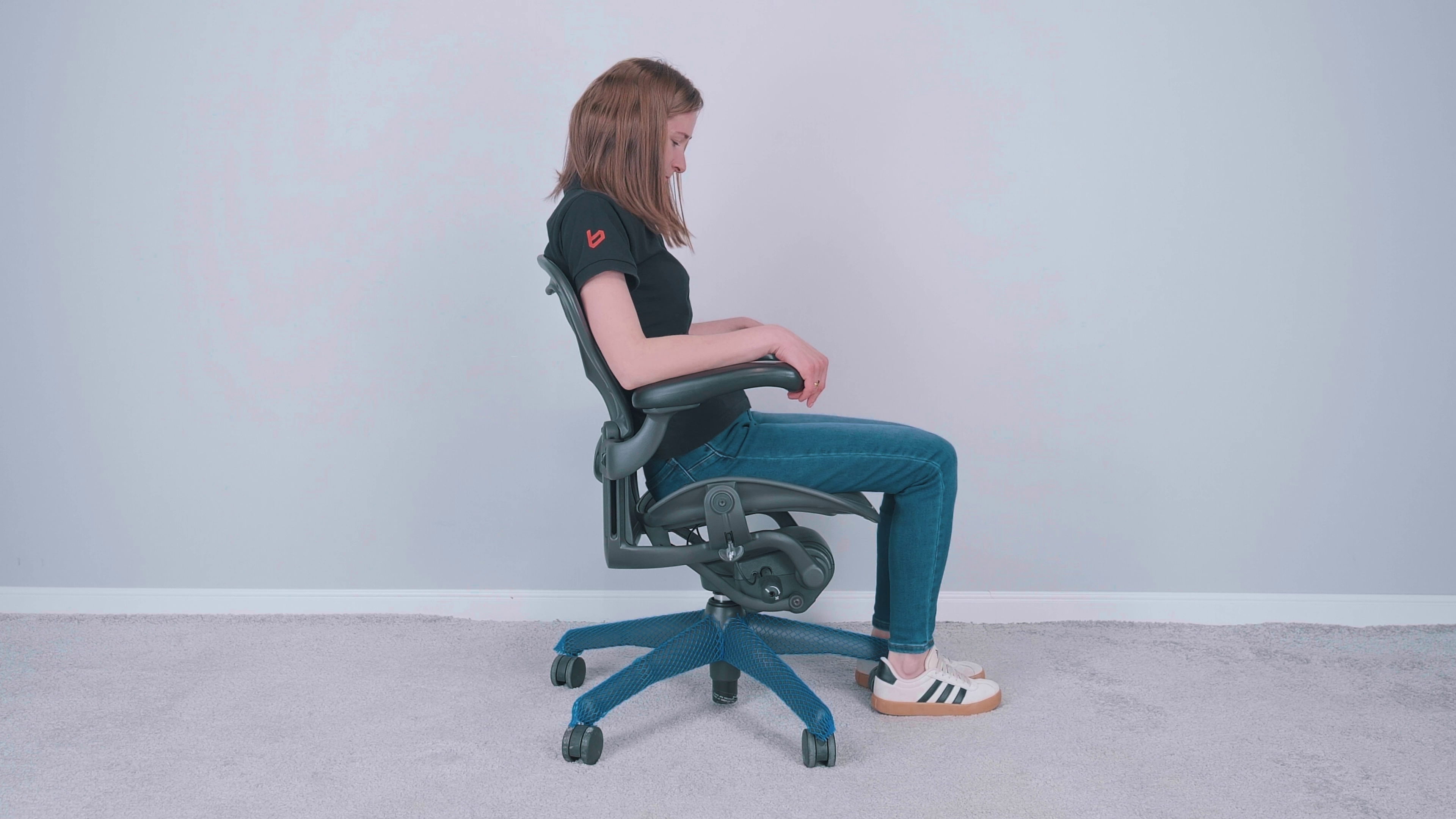 Herman Miller Aeron – porównanie rozmiarów A, B i C. Jak dobrać idealny rozmiar? 7 Korzystanie z Herman Miller Aeron A. Źródło: Barstech
