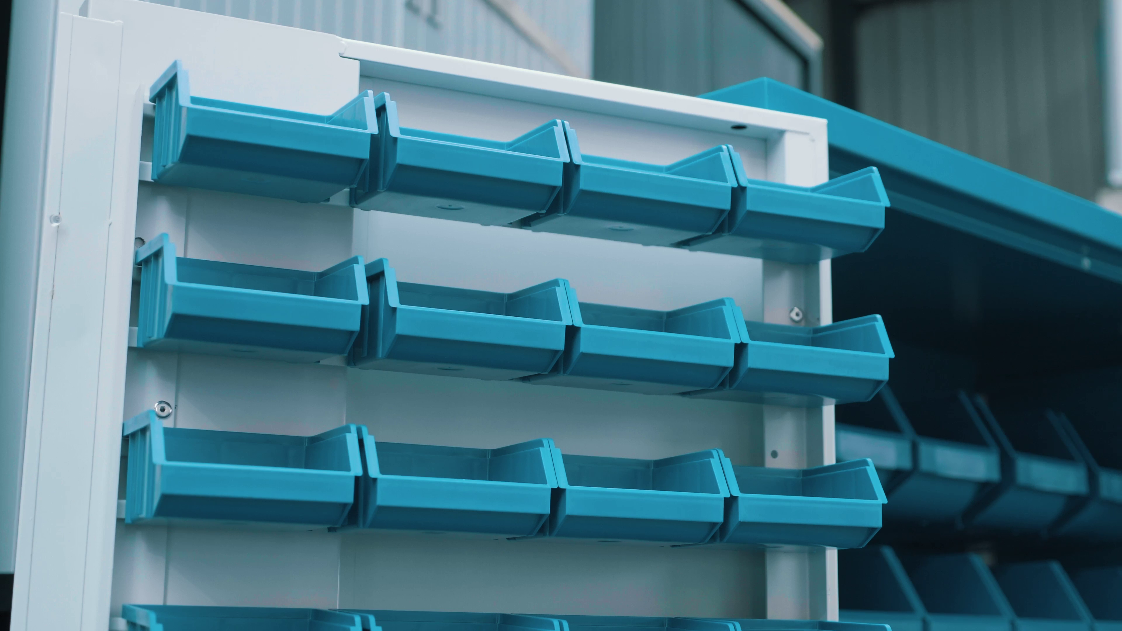 Szafa z pojemnikami Brastech – funkcjonalność, trwałość i jakość wykonania 2 Zawieszane pojemniki na drzwiach szachy. Źródło: Brastech