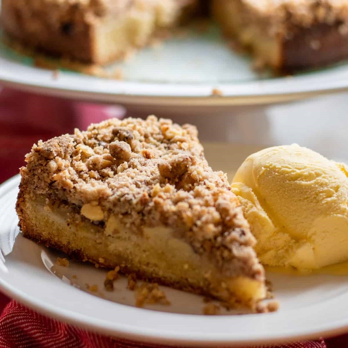 Easy Apple Crumb Cake