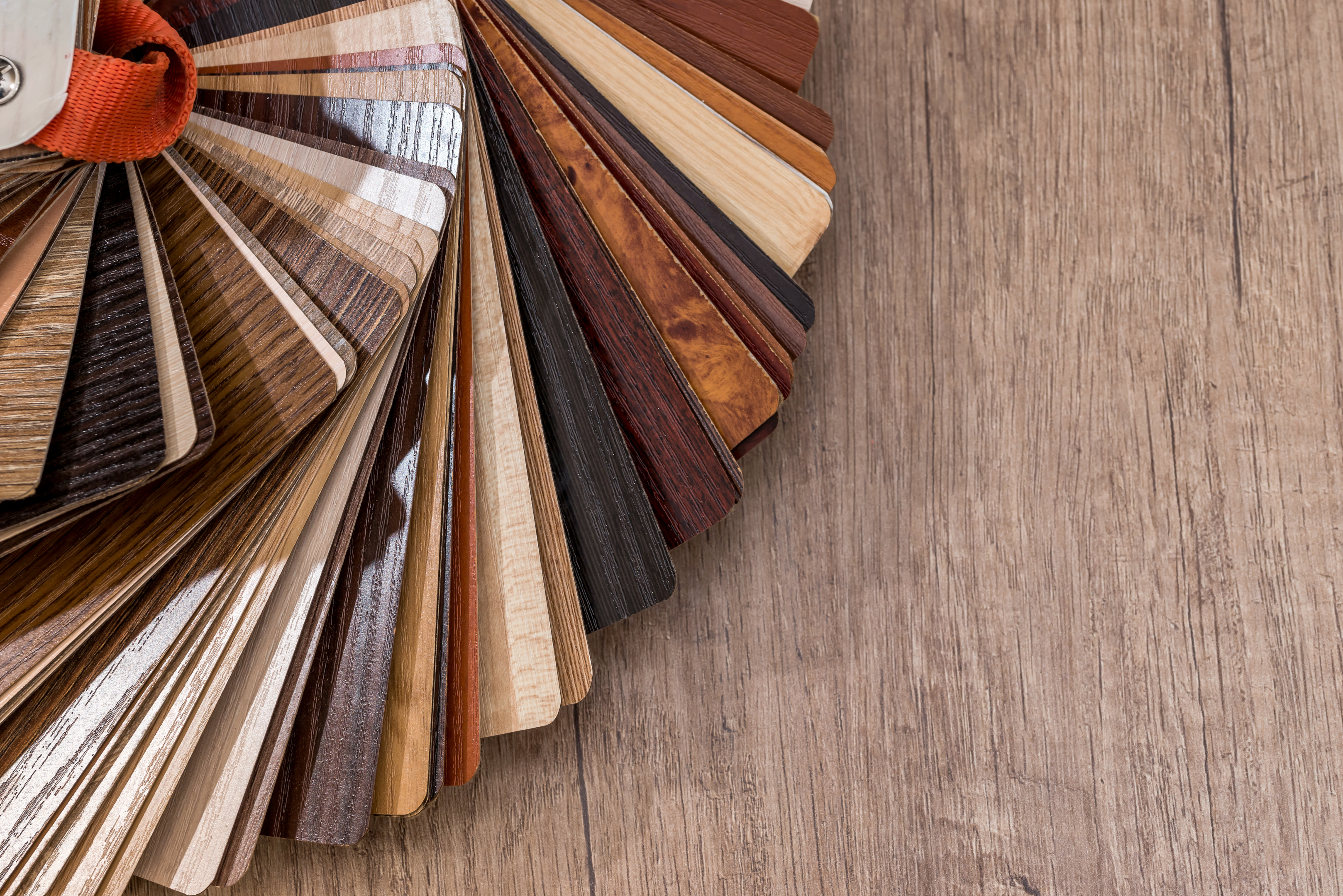 The image you uploaded shows a collection of laminate flooring samples arranged in a fan shape.