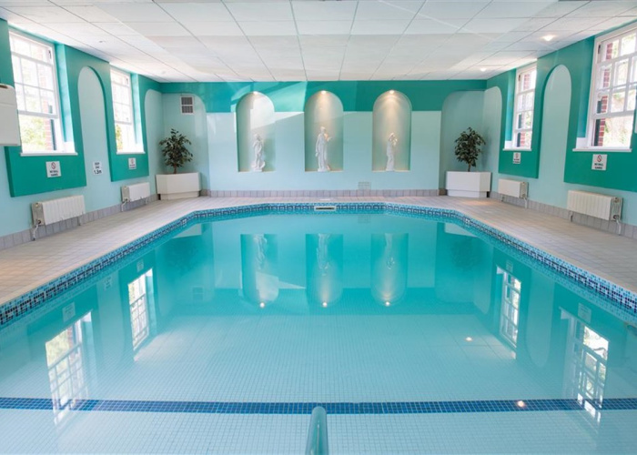 Hotels with swimming pools near Paultons Park