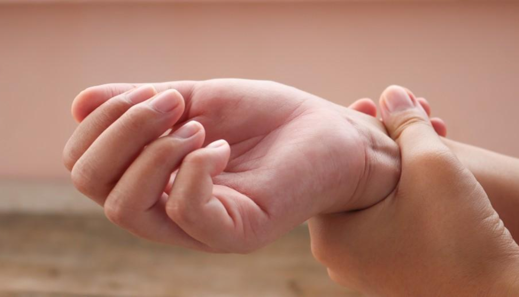 Hånd som holder håndledd — illustrasjon av nervesmerter.