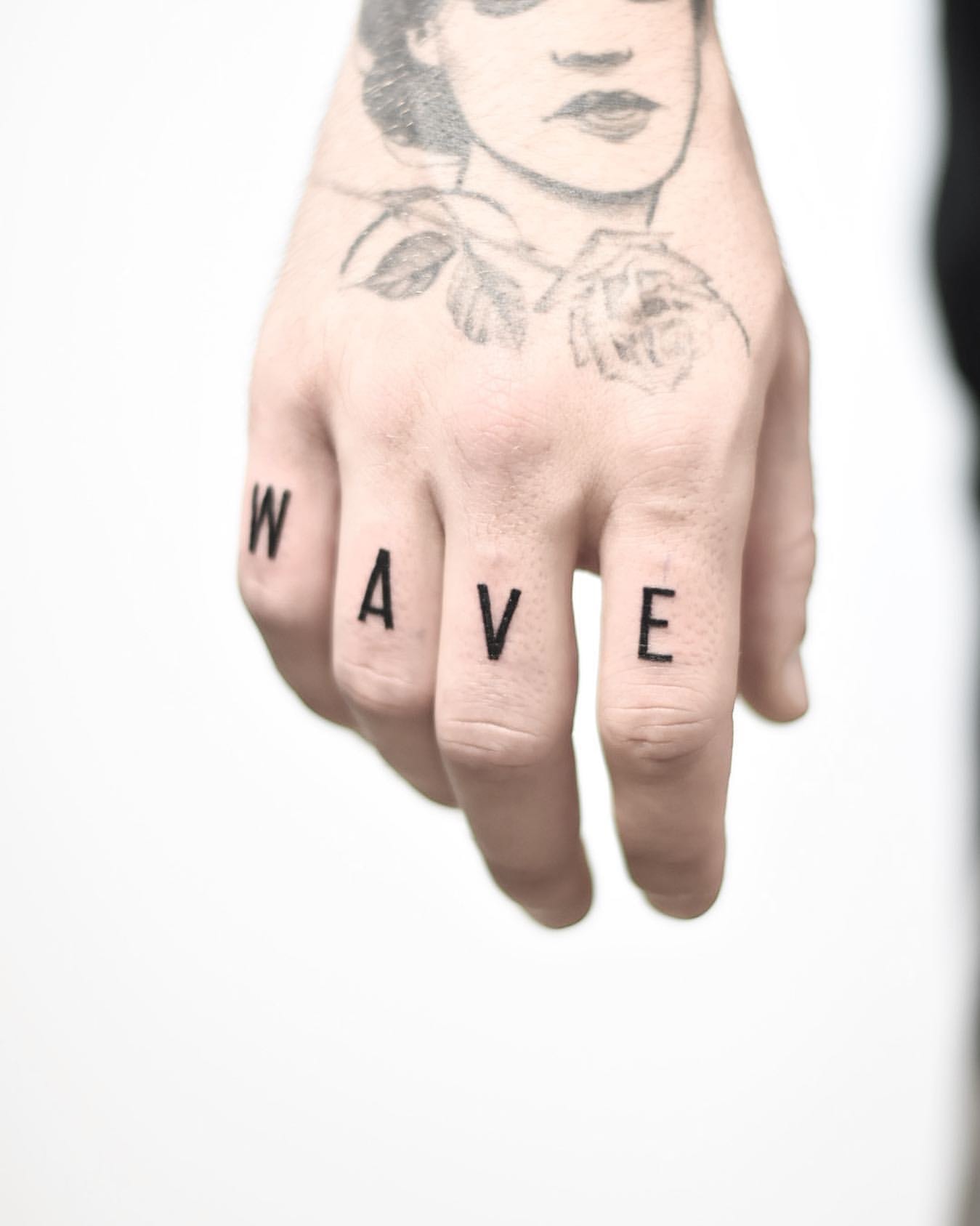 Wave Tattoo auf dem Finger