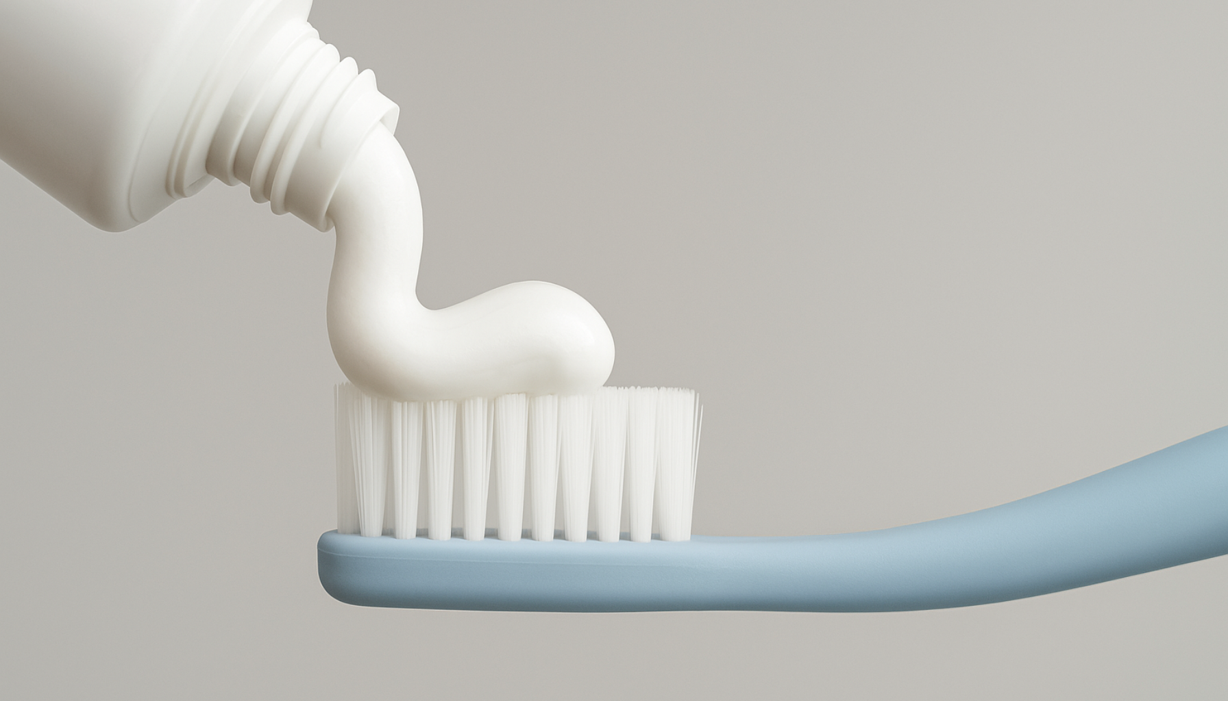 "Tannbørste med hvit tannkrem påført fra tube, symboliserer stoffet titandioksid brukt i tannkrem."