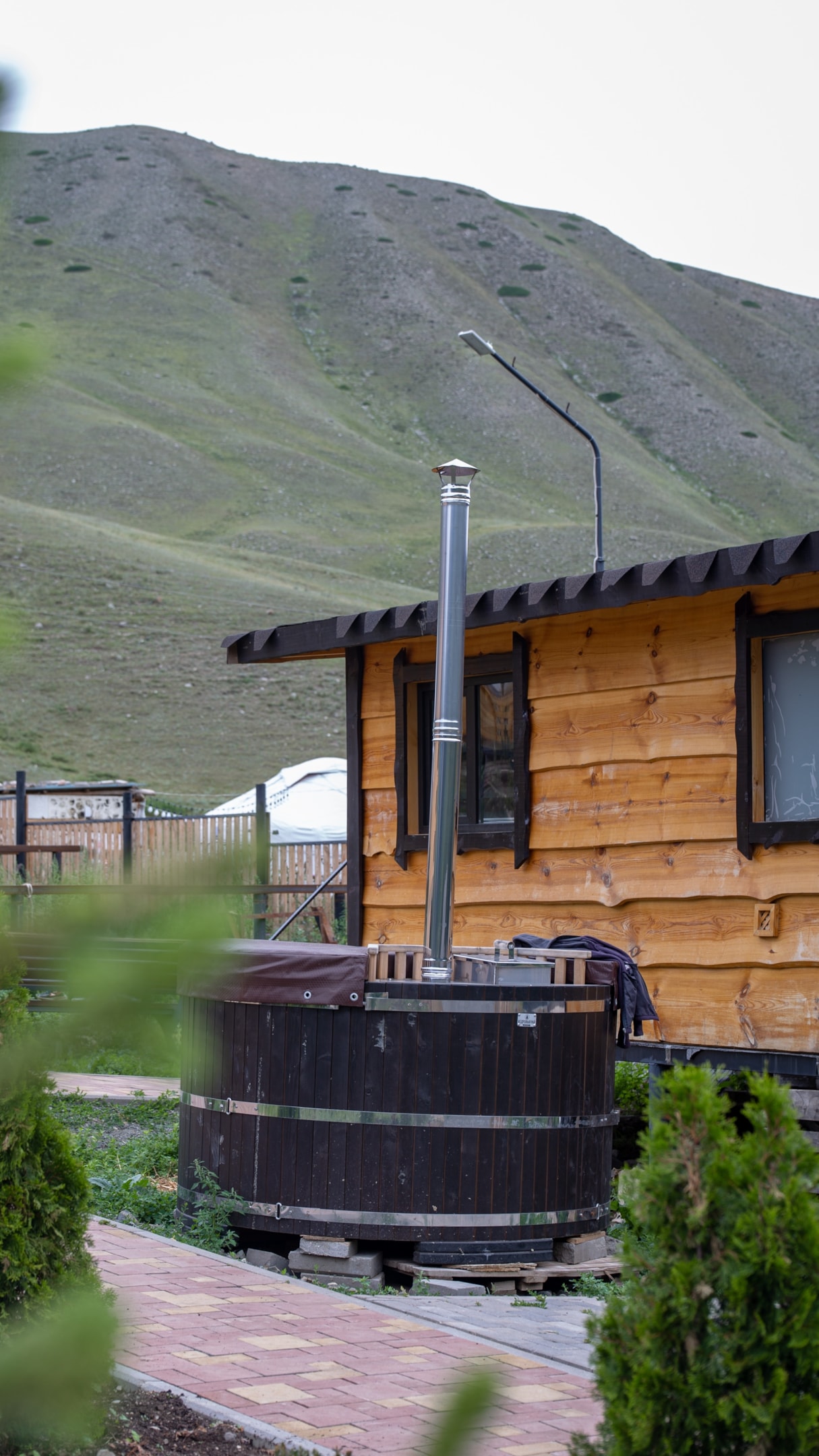 Ile wody mieści balia ogrodowa ze zdjęcia?