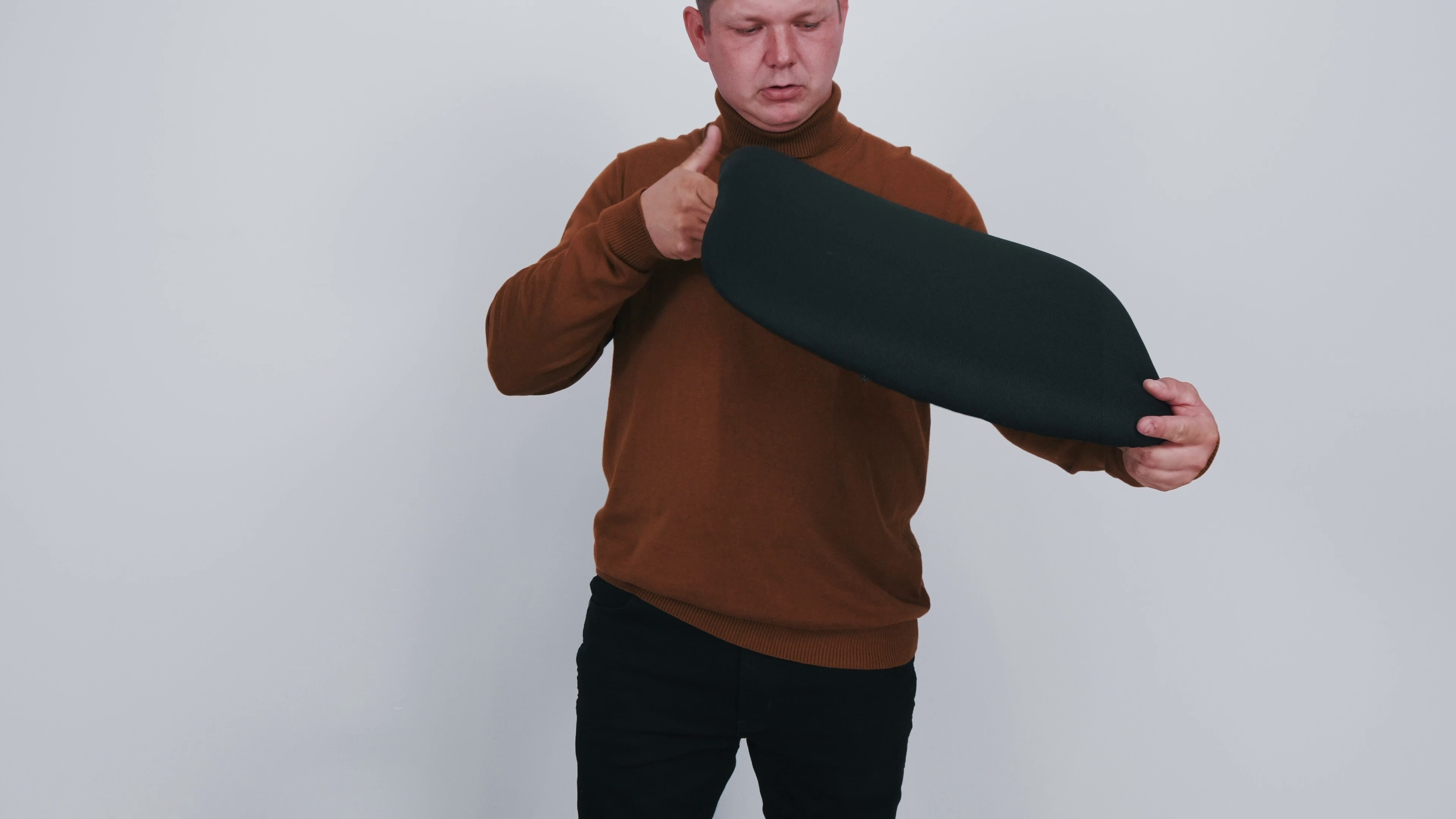 Czy warto kupić używany fotel biurowy? Największe fakty i najgroźniejsze mity 6 Test siedziska z pianki. Źródło: Brastech