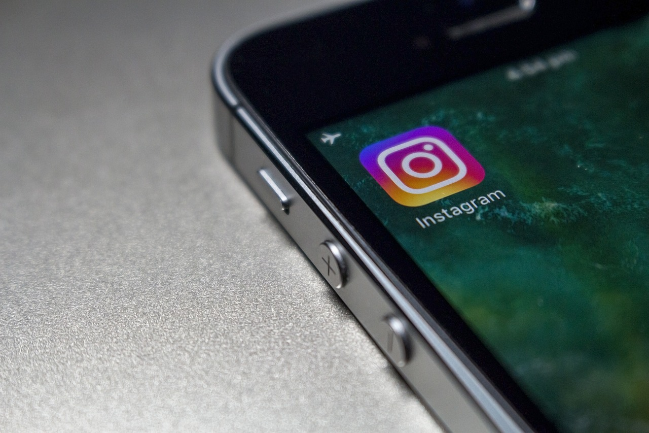 How do Instagram ads work? Why is it worth using it?