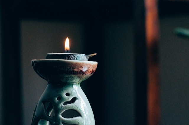 Photo by <a href="https://unsplash.com/@oneshotespresso?utm_content=creditCopyText&utm_medium=referral&utm_source=unsplash">Hans Vivek</a> on <a href="https://unsplash.com/photos/rule-of-thirds-photography-of-lit-candle-UiMkBvDQSAA?utm_content=creditCopyText&utm_medium=referral&utm_source=unsplash">Unsplash</a> Every meditation urges you to stay present. Become the silent watcher of your mind. You can access a state of 'no mind'.
