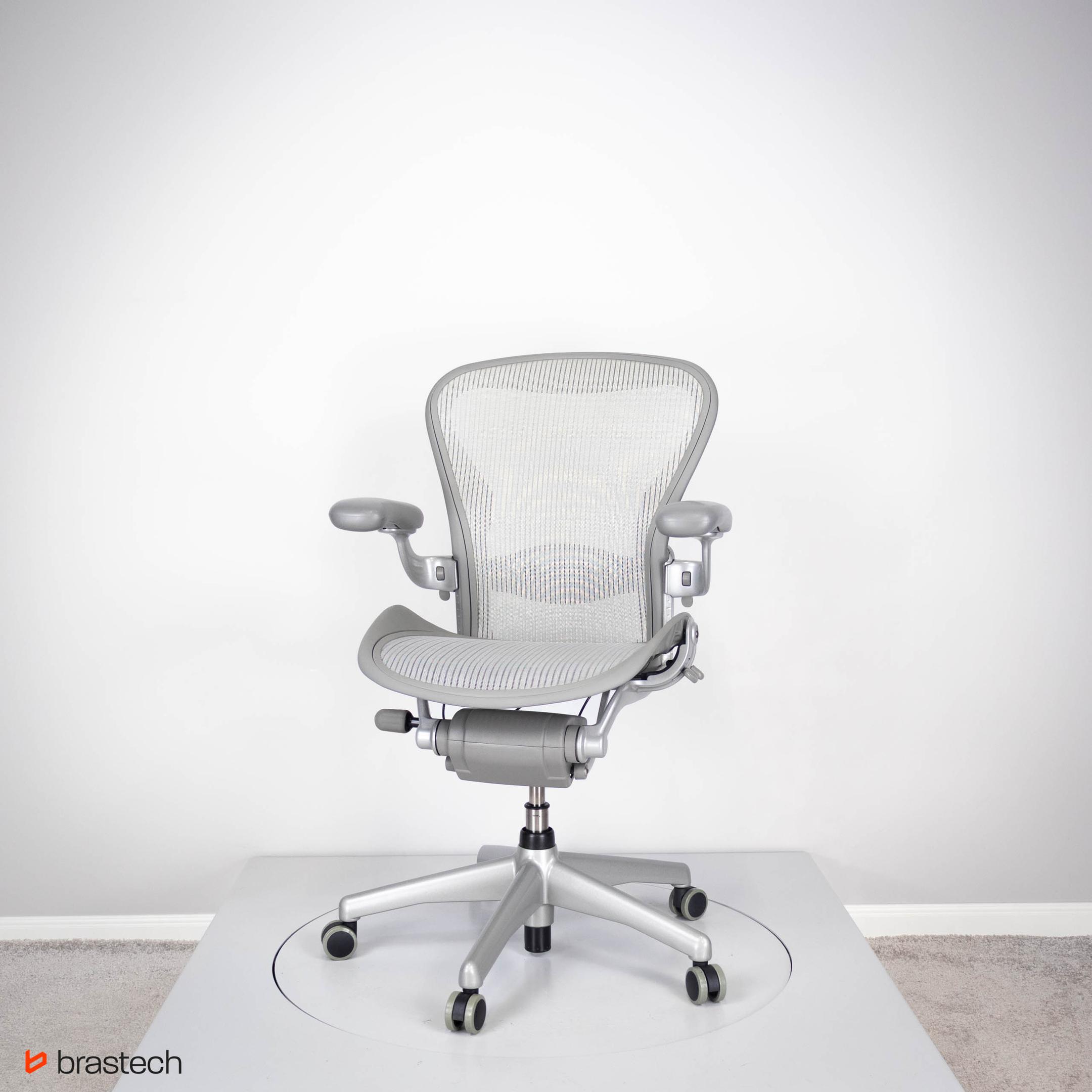 Herman Miller Aeron Classic – kompletna recenzja. Czy to naprawdę jeden z najlepszych foteli biurowych? 7 Herman Miller Aeron Classic w wersji Platinum Mineral. Źródło: Brastech