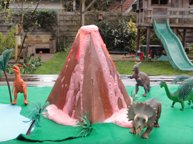 Dinosaurus kinderfeestje activiteit - vulkaan uitbarsting maken