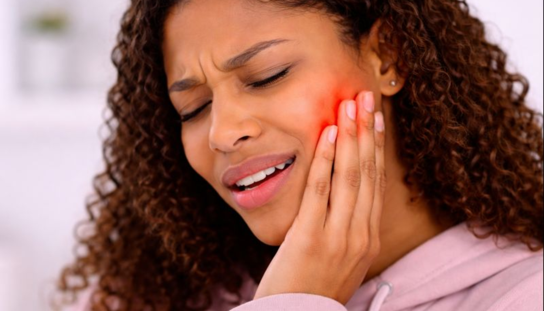 Tannsmerter: Når Smerten Forteller at Noe er Galt 15 Kvinne holder kinnet med tannpine, signaliserer at smerte kan være tegn på underliggende tannproblem.
