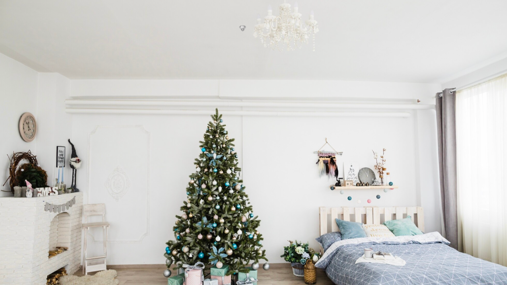 Bedroom with Christmas decoration and a water mist system installed
